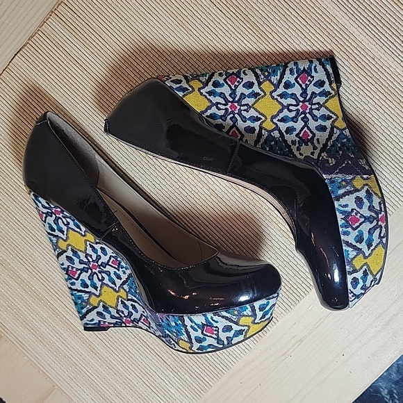 Steve Madden sz8.5 Gavon Black Patent and Multi Color Platform Wedge - Picture 4 of 11